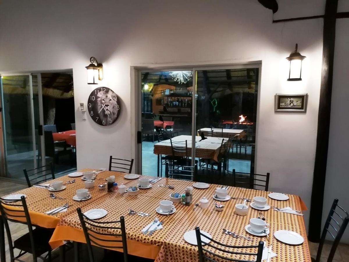 Lion'S Den Guesthouse Otjiwarongo Exterior photo