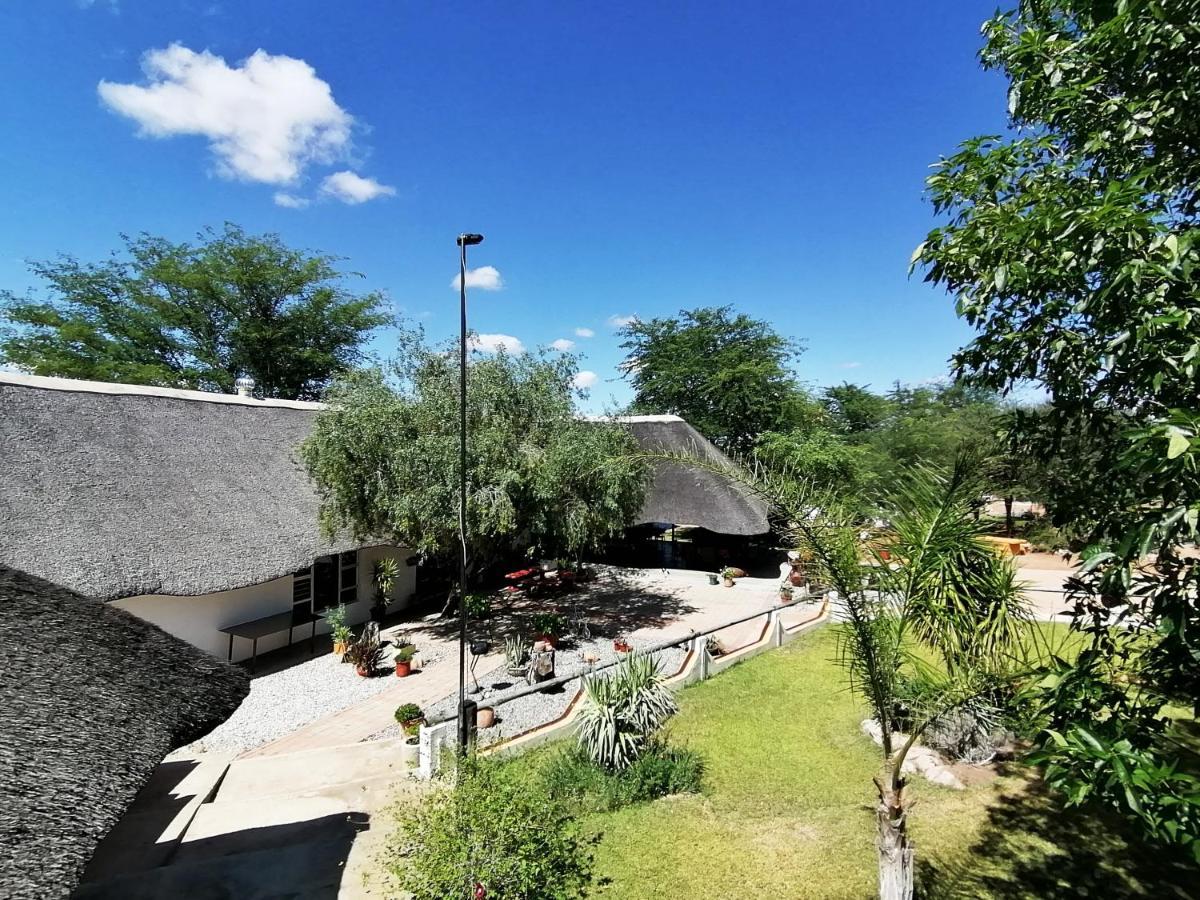 Lion'S Den Guesthouse Otjiwarongo Exterior photo