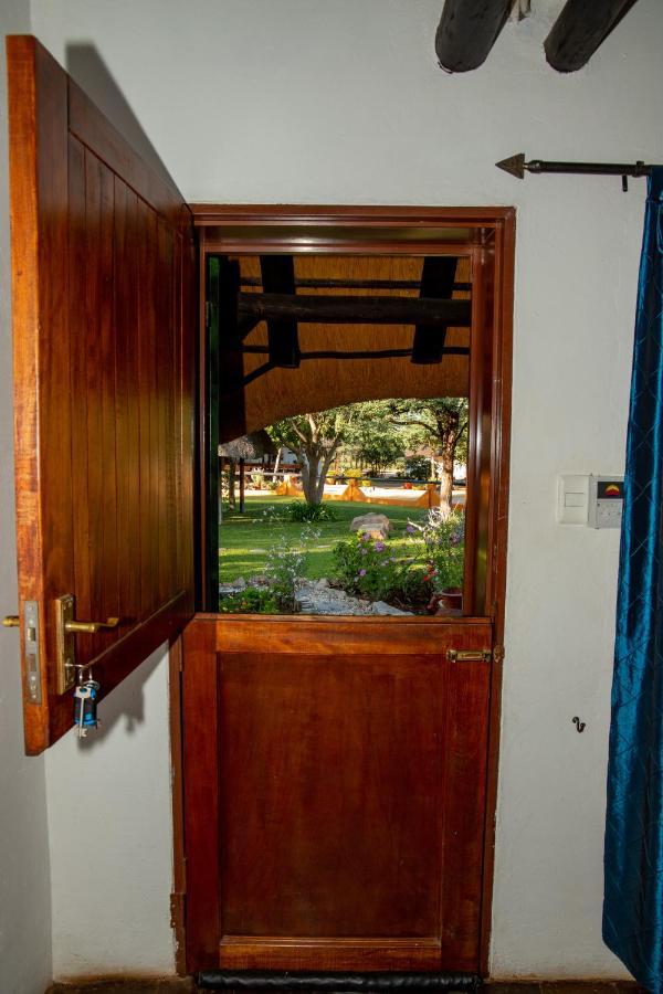 Lion'S Den Guesthouse Otjiwarongo Exterior photo