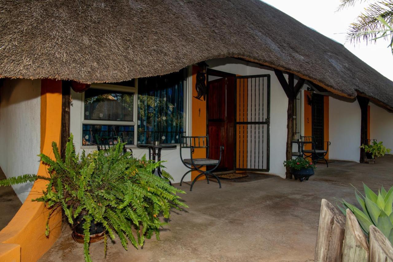 Lion'S Den Guesthouse Otjiwarongo Exterior photo