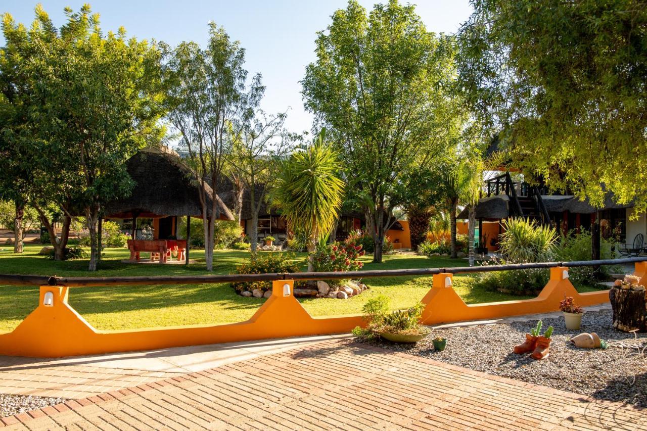 Lion'S Den Guesthouse Otjiwarongo Exterior photo