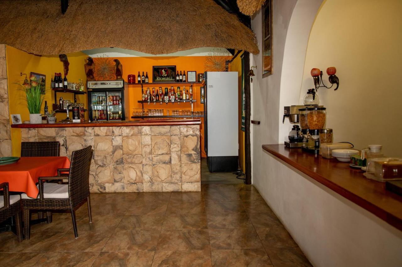 Lion'S Den Guesthouse Otjiwarongo Exterior photo