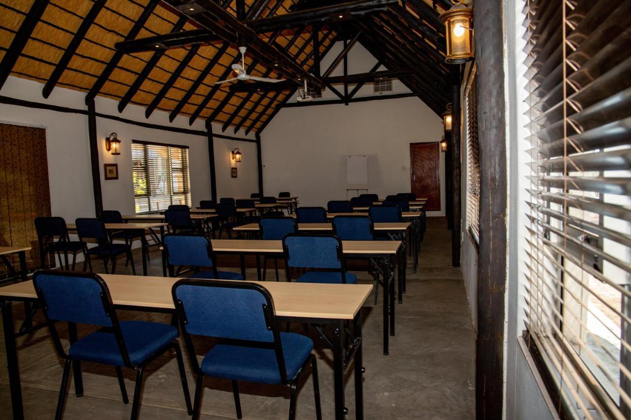 Lion'S Den Guesthouse Otjiwarongo Exterior photo