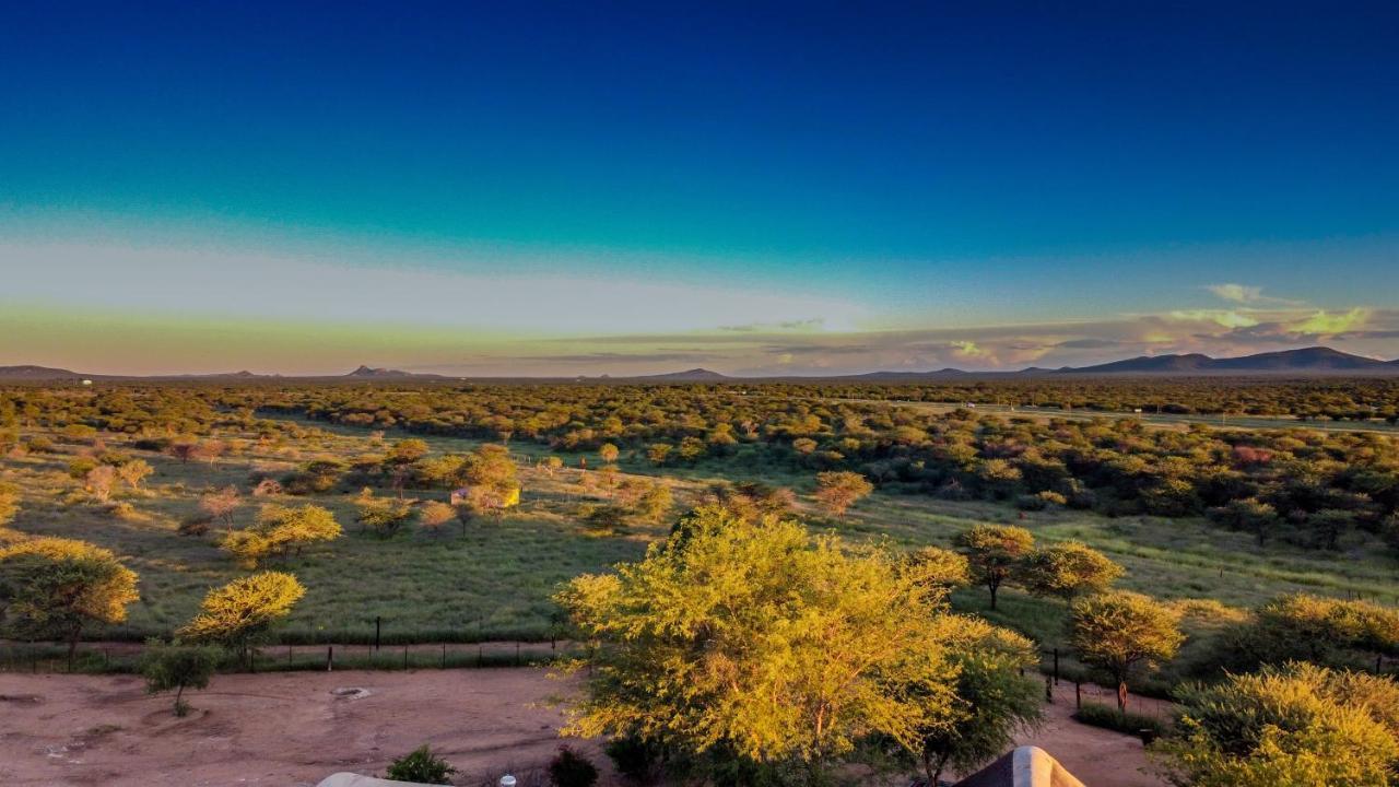 Lion'S Den Guesthouse Otjiwarongo Exterior photo